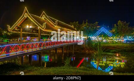 Das Art Center Nachtmarkt und beleuchtete Brücke in Siem Reap, Kambodscha, Asien. Stockfoto