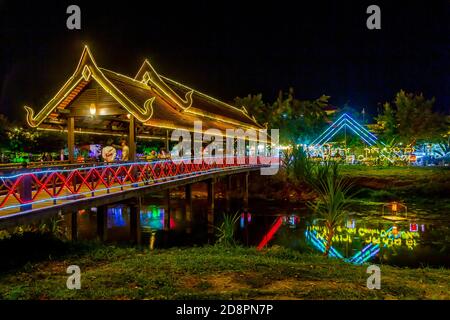 Das Art Center Nachtmarkt und beleuchtete Brücke in Siem Reap, Kambodscha, Asien. Stockfoto