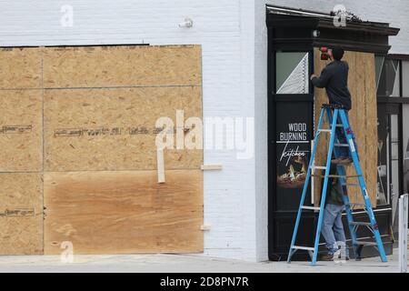 Washington, DC, USA. Oktober 2020. Unternehmen gehen vor den Präsidentschaftswahlen 2020 am 31. Oktober 2020 weiter in Washington, DC, an Bord. Kredit: Mpi34/Media Punch/Alamy Live Nachrichten Stockfoto