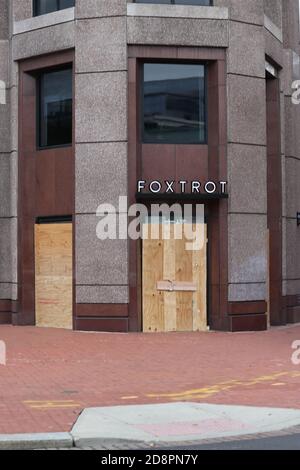 Washington, DC, USA. Oktober 2020. Unternehmen gehen vor den Präsidentschaftswahlen 2020 am 31. Oktober 2020 weiter in Washington, DC, an Bord. Kredit: Mpi34/Media Punch/Alamy Live Nachrichten Stockfoto