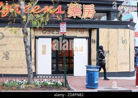 Washington, DC, USA. Oktober 2020. Unternehmen gehen vor den Präsidentschaftswahlen 2020 am 31. Oktober 2020 weiter in Washington, DC, an Bord. Kredit: Mpi34/Media Punch/Alamy Live Nachrichten Stockfoto