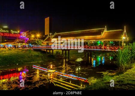 Das Art Center Nachtmarkt und beleuchtete Brücke in Siem Reap, Kambodscha, Asien. Stockfoto