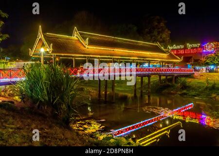 Das Art Center Nachtmarkt und beleuchtete Brücke in Siem Reap, Kambodscha, Asien. Stockfoto