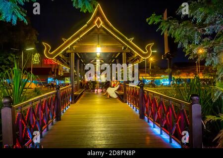 Das Art Center Nachtmarkt und beleuchtete Brücke in Siem Reap, Kambodscha, Asien. Stockfoto