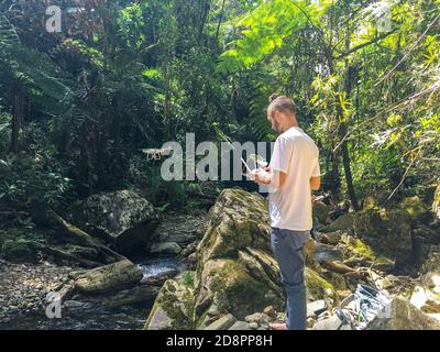 BELMIRA, KOLUMBIEN - 19. Januar 2020: Belmira, Kolumbien - 18 2020. Januar: Weißer und junger Mann beim Filmen mit einer Drohne in den Golondrinas Wasserfällen in Belmira Stockfoto