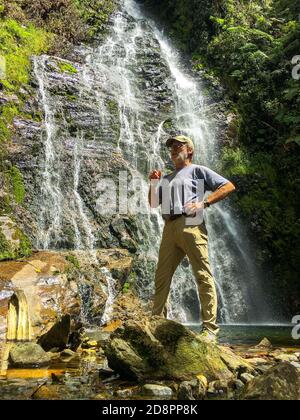 BELMIRA, KOLUMBIEN - 19. Januar 2020: Belmira, Antioquia / Kolumbien - 18 2020. Januar: Weißer Mann mit weißem Bart und einer Mütze, die für das Foto auf der Fo posiert Stockfoto