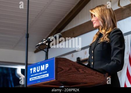 Wapwallopen, PA – 31. OKTOBER: US-First Lady Melania Trump spricht bei einer Wahlkampfveranstaltung "Make America Great Again" mit den Anhängern von Präsident Trump Stockfoto