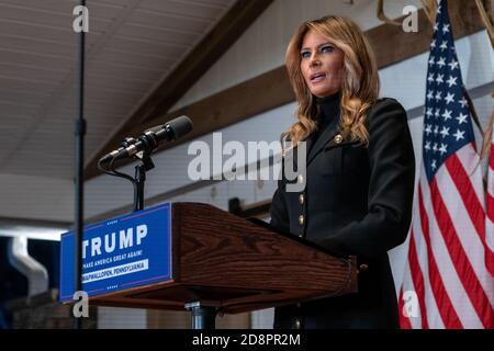 Wapwallopen, PA – 31. OKTOBER: US-First Lady Melania Trump spricht bei einer Wahlkampfveranstaltung "Make America Great Again" mit den Anhängern von Präsident Trump Stockfoto