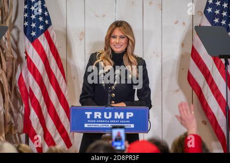 Wapwallopen, PA – 31. OKTOBER: US-First Lady Melania Trump spricht bei einer Wahlkampfveranstaltung "Make America Great Again" mit den Anhängern von Präsident Trump Stockfoto