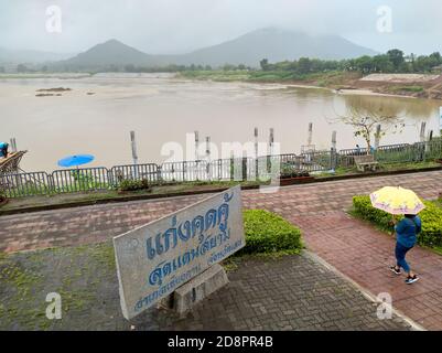 LOEI CHIANG KHAN THAILAND-18 OCTOBER 2020:Kaeng Khut Khu ist eine große felsige Stromschnellen in der Mitte des Mekong Flusses. Kaeng Khut Khu weg von der dist Stockfoto