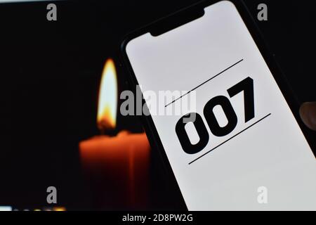 007 Text auf Handy mit Kerzenhintergrund, james Bond Stockfoto