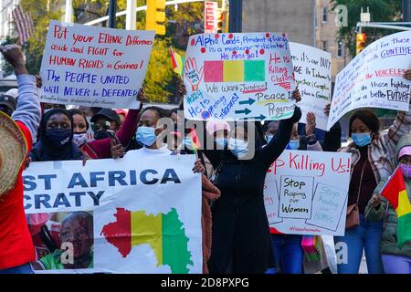 New York, Usa. Oktober 2020. Demonstranten mit Gesichtsmasken halten Plakate während der Demonstration.Protest gegen Polizeigewalt, Massenmorde und Unruhen im Gefolge der jüngsten Wahlen von Präsident Alpha Condé zu einer dritten Amtszeit. Kredit: SOPA Images Limited/Alamy Live Nachrichten Stockfoto