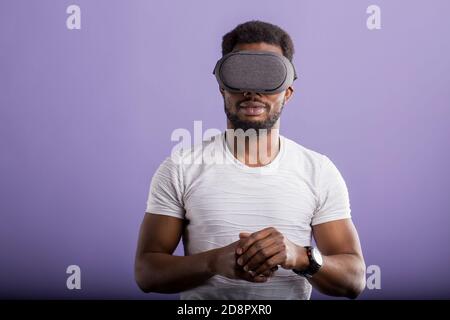 Closeup Portrait von afro-amerikanische Mann mit VR-Brille, Arbeiten über virtuelle Projekt, genießen neue Realität, spielen video game, posieren isoliert agai Stockfoto