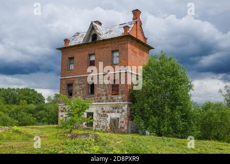 IZVARA, RUSSLAND - 08. JULI 2019: Der alte Forellenturm im Familienbesitz von N.K. Roerich an einem bewölkten Julitag Stockfoto