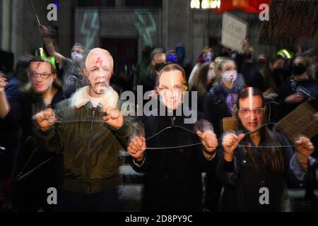 Krakau, Polen. Oktober 2020. Eine Gruppe von Demonstranten in Masken mit Gesichtern führender polnischer Politiker während der Demonstration.das polnische Verfassungsgericht in seiner neuen, Politisch gewähltes Gerichtsgebäude entschied, dass Abtreibung verfassungswidrig ist in Fällen, in denen es eine hohe Wahrscheinlichkeit von schweren und irreversiblen Schäden am Fötus oder eine unheilbare Krankheit, die sein Leben bedroht. Im Falle Polens bedeutet dies fast ein totales Abtreibungsverbot. Als Folge der Entscheidung des Gerichts begannen große Proteste in jeder größeren Stadt in Polen. Fast eine Woche lang blockierten die Polen den Verkehr auf den Straßen Stockfoto