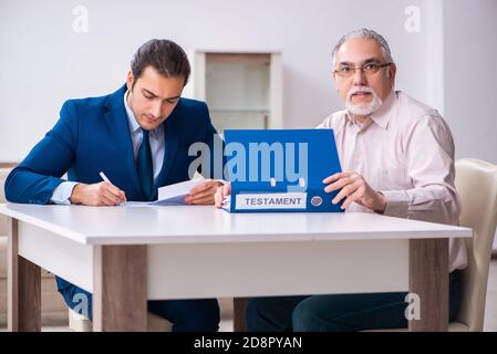 Junger Anwalt besucht alten Mann in Testament Konzept Stockfoto