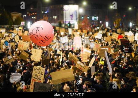 Krakau, Polen. Oktober 2020. Demonstranten, die Plakate halten, versammeln sich, während sie an der Demonstration teilnehmen.das polnische Verfassungsgericht in seinem neuen, politisch gewählten Gerichtsgebäude entschied, dass Abtreibung verfassungswidrig ist, wenn es eine hohe Wahrscheinlichkeit für schwere und irreversible Schäden am Fötus oder eine unheilbare Krankheit gibt, die sein Leben bedroht. Im Falle Polens bedeutet dies fast ein totales Abtreibungsverbot. Als Folge der Entscheidung des Gerichts begannen große Proteste in jeder größeren Stadt in Polen. Fast eine Woche lang blockierten die Polen den Verkehr auf den Straßen für mehrere Stunden Stockfoto