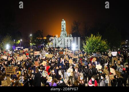 Krakau, Polen. Oktober 2020. Demonstranten, die Plakate halten, versammeln sich, während sie an der Demonstration teilnehmen.das polnische Verfassungsgericht in seinem neuen, politisch gewählten Gerichtsgebäude entschied, dass Abtreibung verfassungswidrig ist, wenn es eine hohe Wahrscheinlichkeit für schwere und irreversible Schäden am Fötus oder eine unheilbare Krankheit gibt, die sein Leben bedroht. Im Falle Polens bedeutet dies fast ein totales Abtreibungsverbot. Als Folge der Entscheidung des Gerichts begannen große Proteste in jeder größeren Stadt in Polen. Fast eine Woche lang blockierten die Polen den Verkehr auf den Straßen für mehrere Stunden Stockfoto