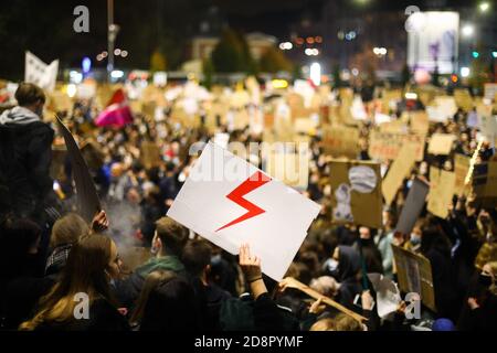 Krakau, Polen. Oktober 2020. Demonstranten, die Plakate halten, versammeln sich, während sie an der Demonstration teilnehmen.das polnische Verfassungsgericht in seinem neuen, politisch gewählten Gerichtsgebäude entschied, dass Abtreibung verfassungswidrig ist, wenn es eine hohe Wahrscheinlichkeit für schwere und irreversible Schäden am Fötus oder eine unheilbare Krankheit gibt, die sein Leben bedroht. Im Falle Polens bedeutet dies fast ein totales Abtreibungsverbot. Als Folge der Entscheidung des Gerichts begannen große Proteste in jeder größeren Stadt in Polen. Fast eine Woche lang blockierten die Polen den Verkehr auf den Straßen für mehrere Stunden Stockfoto