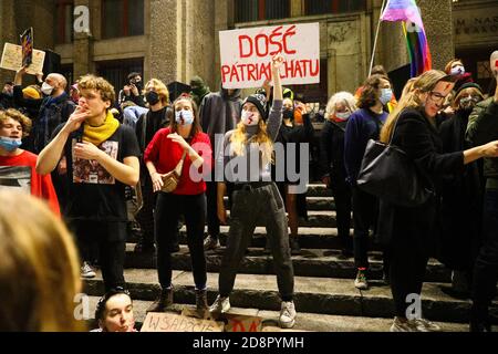 Krakau, Polen. Oktober 2020. Während der Demonstration tanzen Demonstranten mit Gesichtsmasken.das polnische Verfassungsgericht hat in seinem neuen, politisch gewählten Gerichtsgebäude entschieden, dass Abtreibung verfassungswidrig ist, wenn die Wahrscheinlichkeit einer schweren und irreversiblen Schädigung des Fötus oder einer unheilbaren Krankheit, die sein Leben bedroht, hoch ist. Im Falle Polens bedeutet dies fast ein totales Abtreibungsverbot. Als Folge der Entscheidung des Gerichts begannen große Proteste in jeder größeren Stadt in Polen. Fast eine Woche lang blockierten Polen den Verkehr auf den Straßen für mehrere Stunden täglich Stockfoto