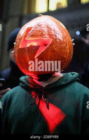 Krakau, Polen. Oktober 2020. Ein Protestler, der eine Halloween-ähnliche Kürbis-Maske mit ausgeschnittenem Blitzmuster trägt, symbolisiert den Frauenschlag während der Demonstration.das polnische Verfassungsgericht in seinem neuen, Politisch gewähltes Gerichtsgebäude entschied, dass Abtreibung verfassungswidrig ist in Fällen, in denen es eine hohe Wahrscheinlichkeit von schweren und irreversiblen Schäden am Fötus oder eine unheilbare Krankheit, die sein Leben bedroht. Im Falle Polens bedeutet dies fast ein totales Abtreibungsverbot. Als Folge der Entscheidung des Gerichts begannen große Proteste in jeder größeren Stadt in Polen. Seit fast einer Woche, Pole Stockfoto