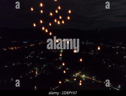 Chiang Mai. Oktober 2020. Luftaufnahme am 31. Oktober 2020 zeigt veröffentlichte Himmel Laternen schweben in Himmel während der traditionellen Yi Peng Festival in Chiang Mai, Thailand. Quelle: Zhang Keren/Xinhua/Alamy Live News Stockfoto