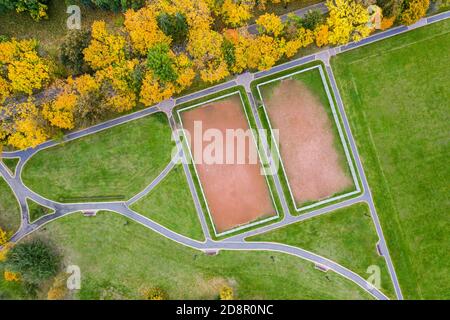 Zwei öffentliche Sportplatz für Fußball in bunten Herbst-Park. Draufsicht Luftaufnahme Stockfoto