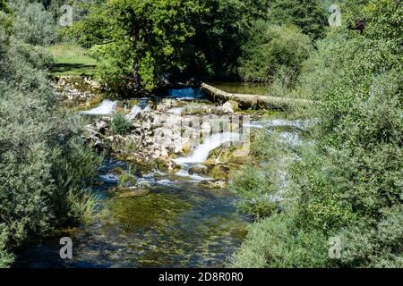 Wanderweg der Pertes de L'Ain, Verluste der Ain, Jura in Frankreich Stockfoto