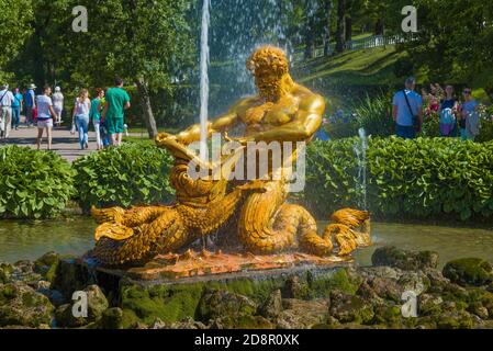 PETRODVORETS, RUSSLAND - 03. JULI 2015: Triton Brunnen schließen an einem sonnigen Julitag. Peterhof Stockfoto