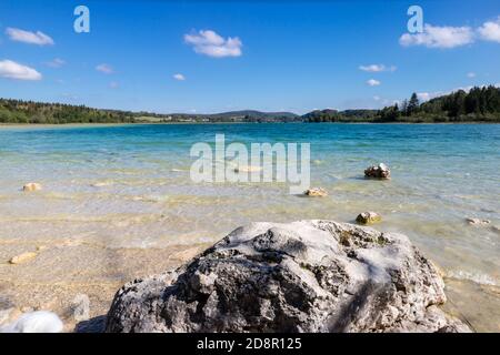 Draufsicht auf die 4 Seen des Dorfes Frasnois, Jura, Frankreich Stockfoto