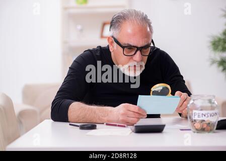 Alt im Budgetplanungskonzept zurückgezogen Stockfoto