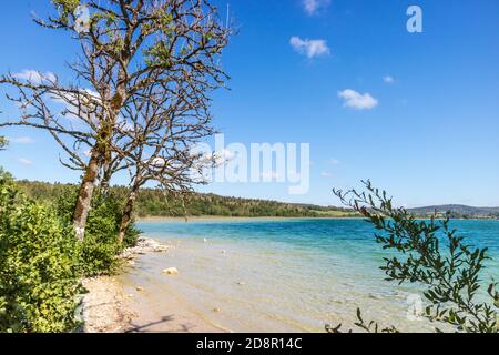 Draufsicht auf die 4 Seen des Dorfes Frasnois, Jura, Frankreich Stockfoto