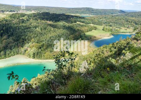 Draufsicht auf die 4 Seen des Dorfes Frasnois, Jura, Frankreich Stockfoto