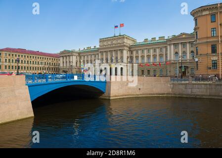 SANKT PETERSBURG, RUSSLAND - 19. JUNI 2020: Blick auf die Blaue Brücke und den Mariinsky-Palast an einem Juninachmittag Stockfoto