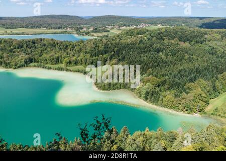 Draufsicht auf die 4 Seen des Dorfes Frasnois, Jura, Frankreich Stockfoto