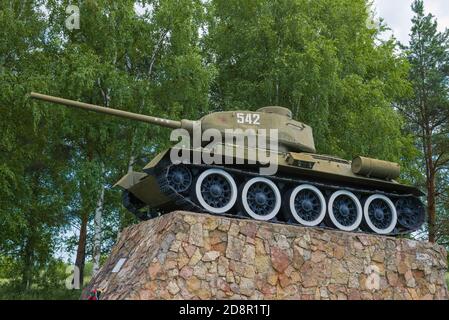 STARAYA RUSSA, RUSSLAND - 04. JULI 2020: Sowjetischer Panzer T-34-85 Nahaufnahme. Denkmal zu Ehren der Befreiung Staraja Russas von den deutschen Invasoren in Worl Stockfoto