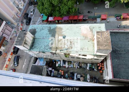 Market Street, Yau Ma Tei, gesäumt von Wahrsagern, Blick vom Yau Ma Tei Car Park Building (2020) Stockfoto