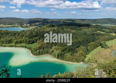 Draufsicht auf die 4 Seen des Dorfes Frasnois, Jura, Frankreich Stockfoto