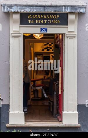 Der Eingang zu einem traditionellen georgischen Friseurladen in holt, norfolk, großbritannien Stockfoto