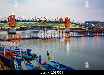 Tangerang, Indonesien - 2. August 2019: Langzeitaufnahme der Brendeng Brücke (Jembatan Brendeng) über den Cisadane Fluss; bei Sonnenuntergang; aufgenommen am Cisadane Fe Stockfoto