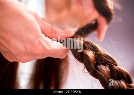 Mutter Flechten Brünette Mädchen lange Haare Stockfoto