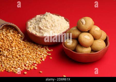 In Schüssel Besan süß Laddu oder Laddoo zusammen mit Chick Erbsenmehl oder Pulver und Split Bengal Gramm Linsen. Stockfoto
