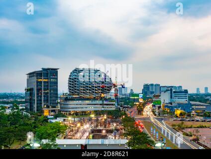 Tangerang, Indonesien - 26. Sep 2019: Die Szene am Gading Serpong Boulevard, Tangerang, Indonesien. JHL Solitaire Hotel ist im Hintergrund sichtbar. Stockfoto