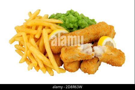 Jumbo Breadcrumb bedeckt Kabeljau Fischfinger und Chips Mahlzeit mit matschigen Erbsen isoliert auf weißem Hintergrund Stockfoto