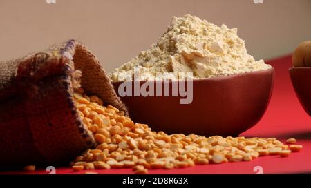 In Schüssel Besan süß Laddu oder Laddoo zusammen mit Chick Erbsenmehl oder Pulver und Split Bengal Gramm Linsen. Stockfoto