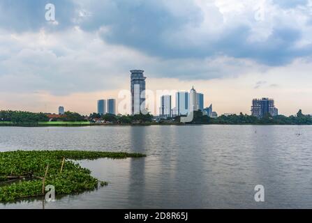 Tangerang, Indonesien - 5. Januar 2018: Blick auf den Kelapa Dua See im Vordergrund und auf die Gebäude des Lippo Karawaci Bezirks im Hintergrund. Aufgenommen Stockfoto