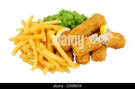 Jumbo Breadcrumb bedeckt Kabeljau Fischfinger und Chips Mahlzeit mit matschigen Erbsen isoliert auf weißem Hintergrund Stockfoto