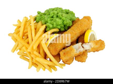 Jumbo Breadcrumb bedeckt Kabeljau Fischfinger und Chips Mahlzeit mit matschigen Erbsen isoliert auf weißem Hintergrund Stockfoto