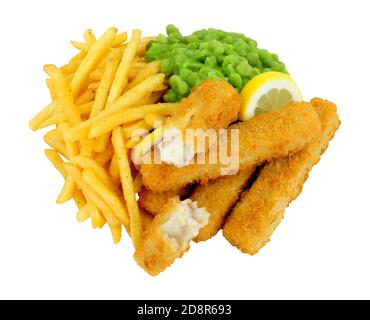 Jumbo Breadcrumb bedeckt Kabeljau Fischfinger und Chips Mahlzeit mit matschigen Erbsen isoliert auf weißem Hintergrund Stockfoto