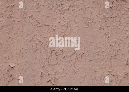 Braune Textur von rissiger Farbe auf einer Metallwand. Abblätternde Farbe an einer Betonwand. Beige bemalter abstrakter Hintergrund, Grunge Oberfläche, natürliches Muster, Stockfoto